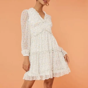 VOLANGKLÄNNING - Så härlig och fin sommarklänning från vera moda 🫶🏼 använd en gång💕