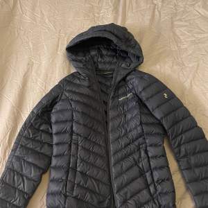 Säljer min peak jacka i fint skick i en mörkblå färg (närs svart)  Storlek S 700kr Köparen står för frakten
