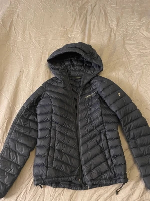 Peak performance  - Säljer min peak jacka i fint skick i en mörkblå färg (närs svart)  Storlek S 700kr Köparen står för frakten