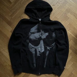 MF doom hoodie - MF doom hoodie från rhymesayers (Sällsynt) -Storlek S-Fint skick! Visar inga större tecken av användning -En väldigt unik collab som är extremt svår att få tag på! -Om du har fler frågor eller funderingar så skriv ett meddelande!