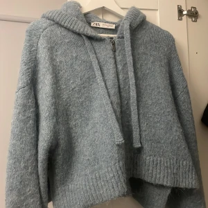 Kofta - Supermysig stickad kofta från Zara! Inte använt den på länge därav säljs den☺️