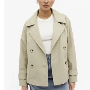 Monki Trenchcoat - Intressekoll på monkis slutsålda trenchcoat. Helt ny aldrig använd🤎