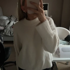 Hm stickad tröja - Säljer denna assnygga och sköna stickade tröja från hm! Kan dra ner priset vid snabb affär och/eller vid köp av någonting annat i mitt flöde vilket gör det billigare!❤️