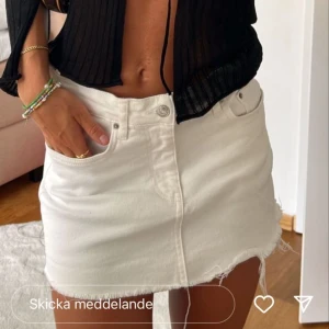Vit jeanskjol - Vit jeanskjol köpt på sellpy. Aldrig använd. Super snygg😍💥