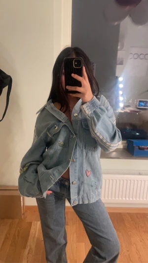 Adidas jeansjacka  - En jätte fin Addidas jeans jacka som jag har haft ett tag. Den är jätte bra skick. Ordinarie pris 1800kr Skriv för fler bilder eller om ni har några frågor❤️(pris kan diskuteras)