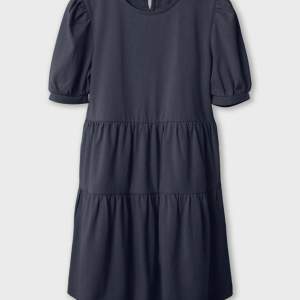 En mörkblå klänning ifrån zalando barn. Passar som en xs. 🌼