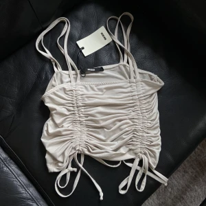 Topp🤍 - Snygg topp i storlek Small, elastiskt material och justerbara band. Från BikBok och helt oanvänd🤎