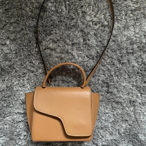 ATP Atelier väska - Säljer denna snygga ATP Atelier väska som endast är använd max 3 ggr. Modellen heter Montalcino Terra Leather mini handbag, nypris är 3600kr och den är köpt på ATP Ateliers egen hemsida. Dustbag kommer med!