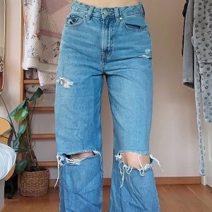 Baggy jeans - Ett par väldigt baggy jeans med slitna knän. Hålen har jag gjort själv. Köptes för 599 på Carlings. Säljer då det inte längre är min stil💓