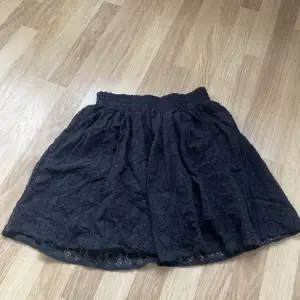 Svart kjol från vila i storlek xs