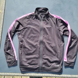 Svart▪︎Rosa track-jacket - En lite tjockare typ av träningströja.  Har använts väldigt få gånger. Pris kan även diskuteras