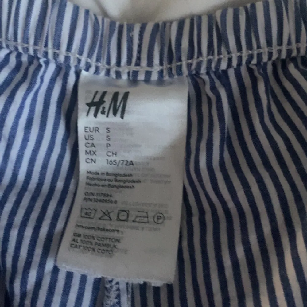 Blå vita randiga linne byxor från hm Ny skick  Ny pris-299. Jeans & Byxor.