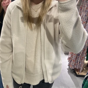 Pilejacka - Säljer denna superfina pilejacka, bara använd ett par fåtal gånger så är i fint skick. Perfekt nu till vår/sommar☀️