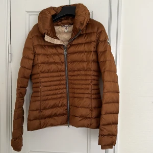 Colmar-jacka - Jättefin tunn dunjacka som tyvärr blivit för liten. Lite av skinnet på märket har lossnat, syns knappt på håll. Figursydd. Första bilden visar färgen bäst 