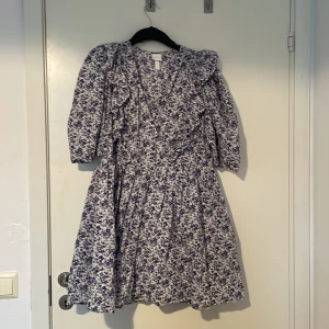 Klönning - Kort kläning med puffärm.  Hämtas i Malmö. Ska den skickas får köparen stå för frakten.