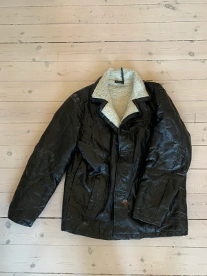 Skinnjacka vintage XL - En mönstrad skinnjacka med foder, grym passform, härligt sliten. 100% svinskinn, foder av polyester.  
