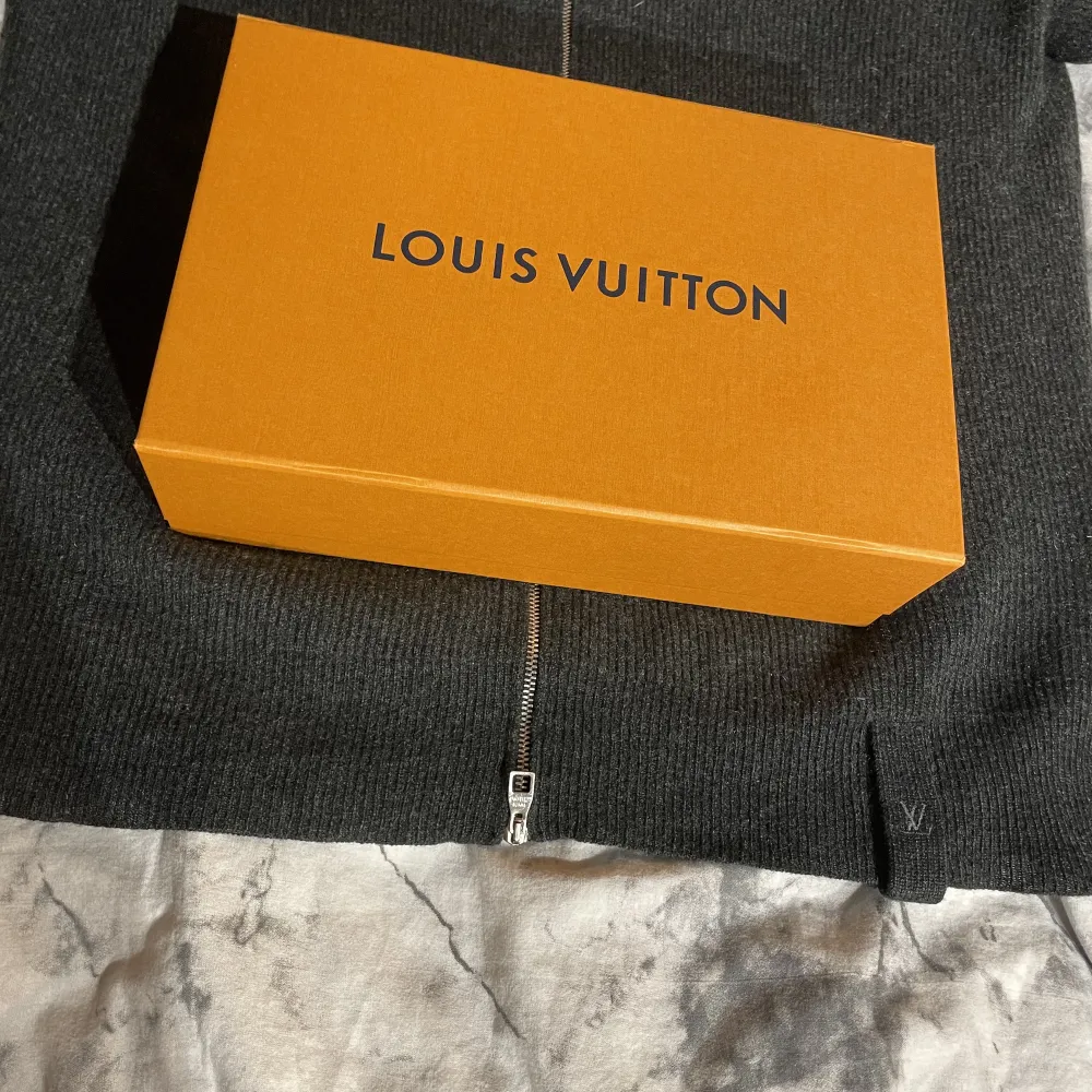 Inga Byten! Reatil:13000kr Louis Vuitton Knitted Full Zip Logo Sweater(L)(Black/Grey/Blue Condition:8/10 (väldigt bra) Dm for more info&pics. Tröjor & Koftor.