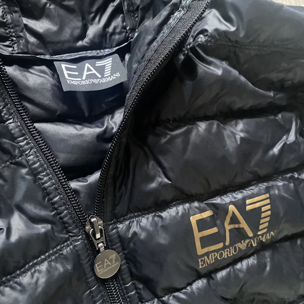 Säljer nu denna EA7 jackan för att den inte passar min stil. Säljer billigt pga att jag behöver pengar snabbt. Skick 9/10 märks inte att den är använd då jag har tagit väldigt bra hand om jackan. Nypris: 2000. Jackor.