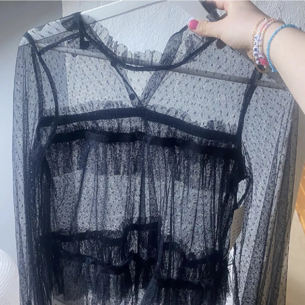 Säljer denna fina mesh tröja i volang från Gina, använd 1 gång! . Blusar.