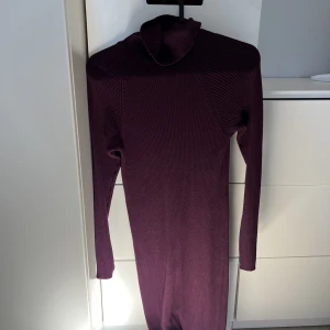 Klänning  - En ganska tjock klänning från Hm, använt bara några få tal gånger, inga fel på den ser precis ut som ny! 