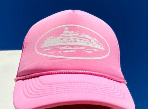 Cortiez Alcatrz keps - 2 nya och en lite använd keps i färgerna vit, rosa svart. Har tyvärr inga personliga bilder på svarta och rosa. 