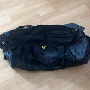 Lyle and scott väska - Säljer denna jätte fina sport väskan ifrån lyle and scott. Är som ny. Köparen står för frakten🥰