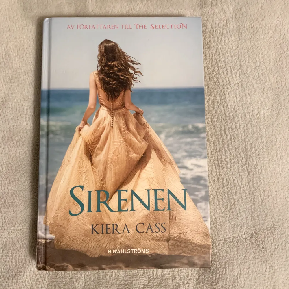 Sirenen av Kiera Cass. På svenska och lite kantstött. Övrigt.