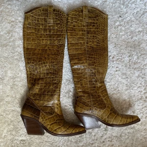 Bronx cowboyboots  - Säljer dessa snygga cowboyboots från Bronx i snakeskin i storlek 38. De är använda 1-2 gånger och i fint skick. Köptes för ca 900kr🤗