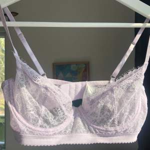 Jättefin bralette som tyvärr inte kommer till användning då den är lite liten på mig. Endast använd någon gång. Är storlek 75 D men skulle säga att den är mer som en B kupa