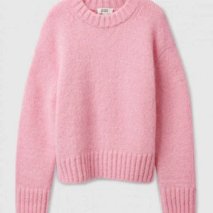 Stickad tröja - Säljer denna superfina tröja från cos som är i stolek xs💞Nypris: 800kr