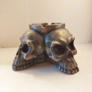 Ljusstake, Askfat i Gjutjärn - Vintage Läcker pryl för dig som älskat goth prylar. Tillverkad i gjutjärn, väldigt tung 