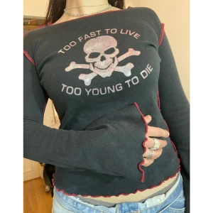 Dödskalle tröja - Långärmad dödskalle tröja med vida ärmar och röda sömmar!