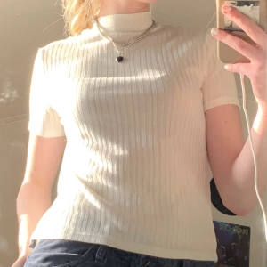 T-shirt med polokrage - ribbad T-shirt med polokrage från H&M. storlek M. har inte använts särskilt mycket så är i bra skick :) skriv för frågor 🫶🏻💋