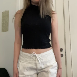 Pololinne  - Snyggt och skönt ribbat linne med polo!! Så snygg passform och perfekt till alla sorters underdelar!!  Går att stylea med allt!