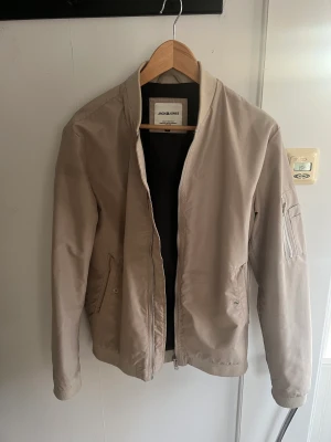 Bomberjacka  - Beige  Bomberjacka från Jack & Jones   Storlek medium 