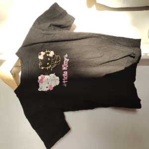 Hello Kitty Baby-tee  - Jätte gullig Hello Kitty Baby-tee i storlek 116/120 alltså typ S💞
