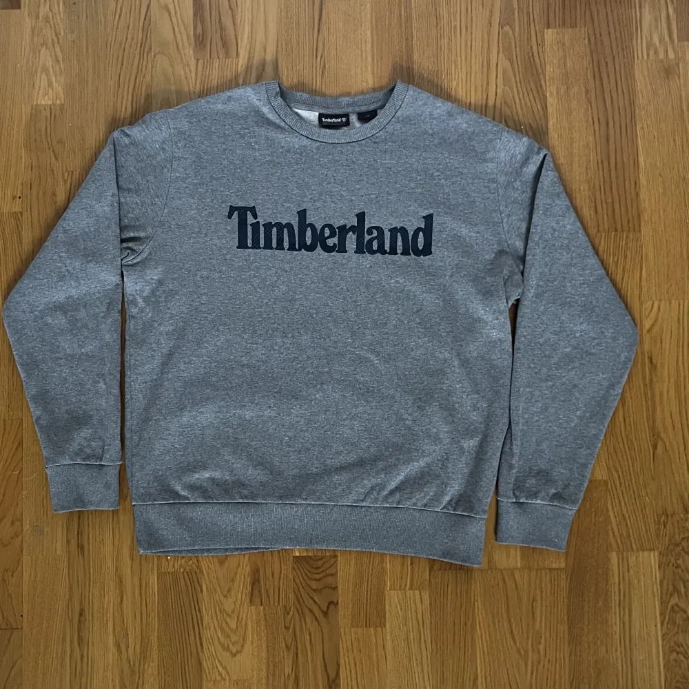 Jag säljer denna crewneck från Timberland då jag inte använt den så mycket. Den är i storlek L och är i mycket bra skick. För övrigt har den en ganska så ”relaxed” look och är ganska bred i axlarna.. Hoodies.