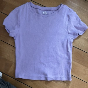 Lila t-shirt - Liten kort lila topp.