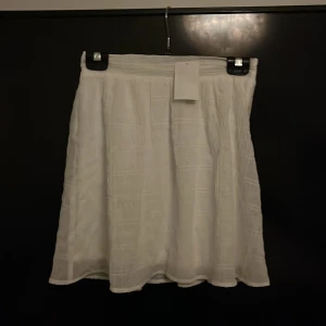 Vit kjol - En söt vit sommarkjol med prislapp kvar, aldrig använd. 