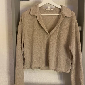 Stickad långärmad  - Säljer denna då jag aldrig använder den! Nästan helt som ny