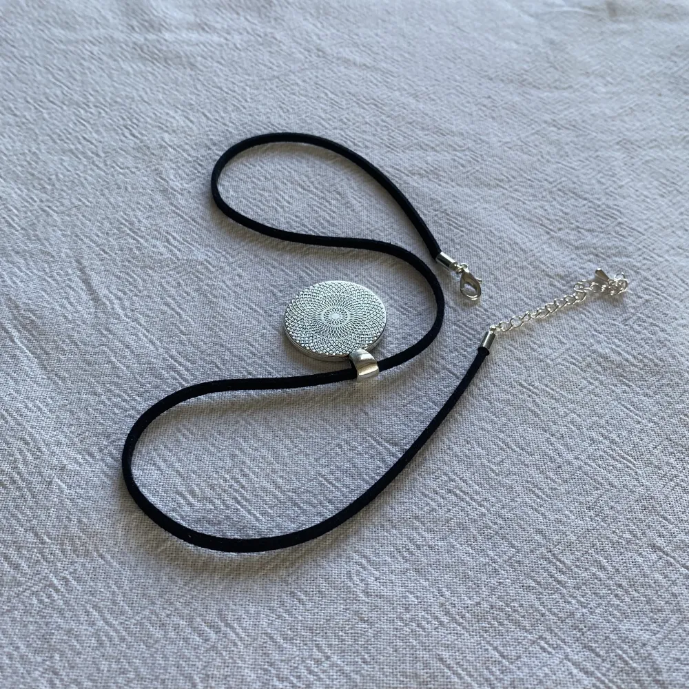 Handgjort halsband med svart läderrem och berlock i antiksilver 🤍Går att beställa med annan färg på bandet: vit/blå/rosa. Accessoarer.
