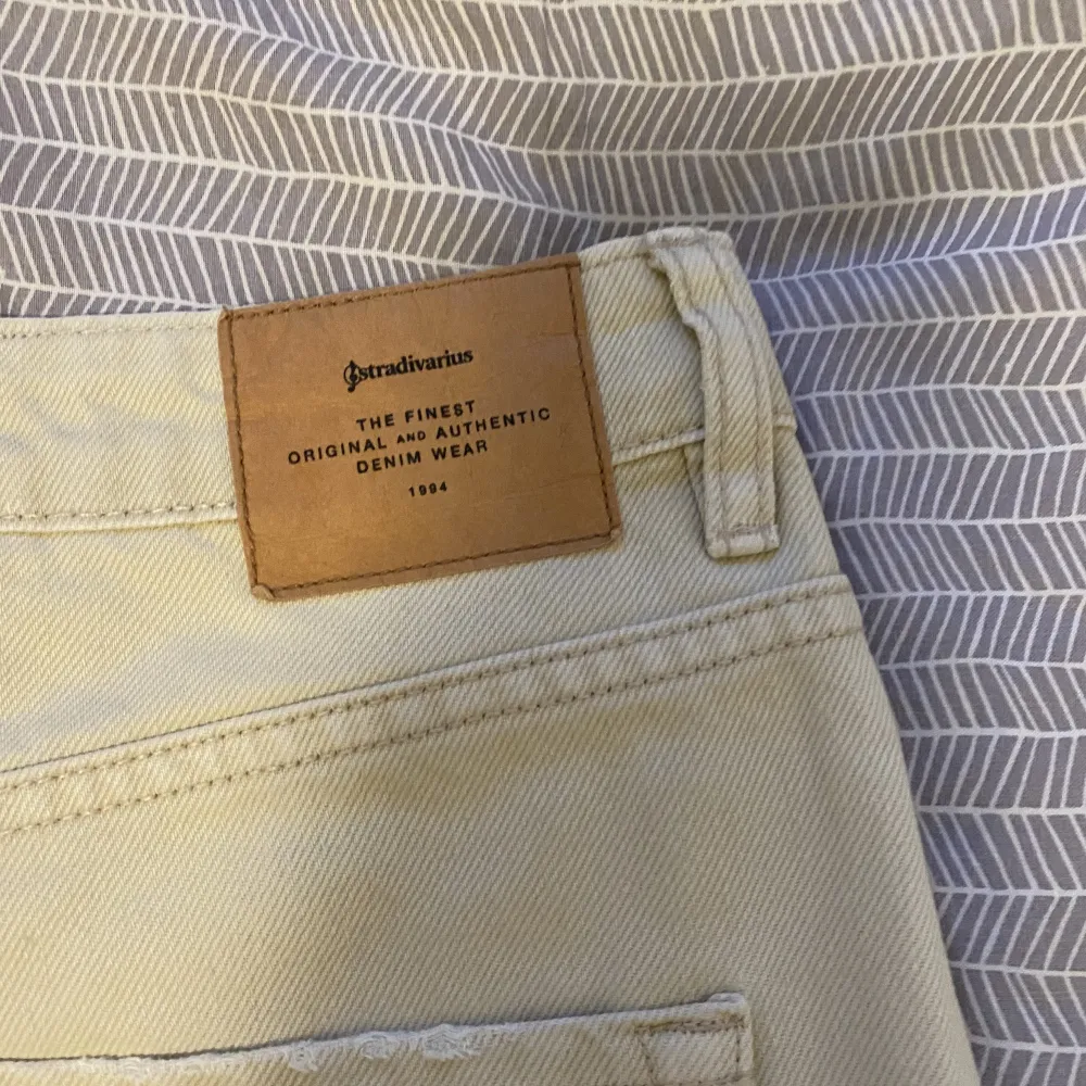 Beiga jeans i kortare modell. Kommer lite ovanför ankeln på mig, är 168 🫶🏼 . Jeans & Byxor.
