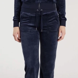 Juciy Couture - Hej jag säljer mina juciy byxor som är i mycket bra skick. Jag säljer dessa för att jag inte använder dem så mycket och vet att dem kan komma till bättre användning. Vid snabb affär så får du 50 kr rabbat ❤️