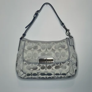 Y2K axelväska  - Använd endast ett fåtal gånger❤️Köptes många år sedan men används inte längre. Passar fint till allt! Insidan är en jätte fin råsa färg💗