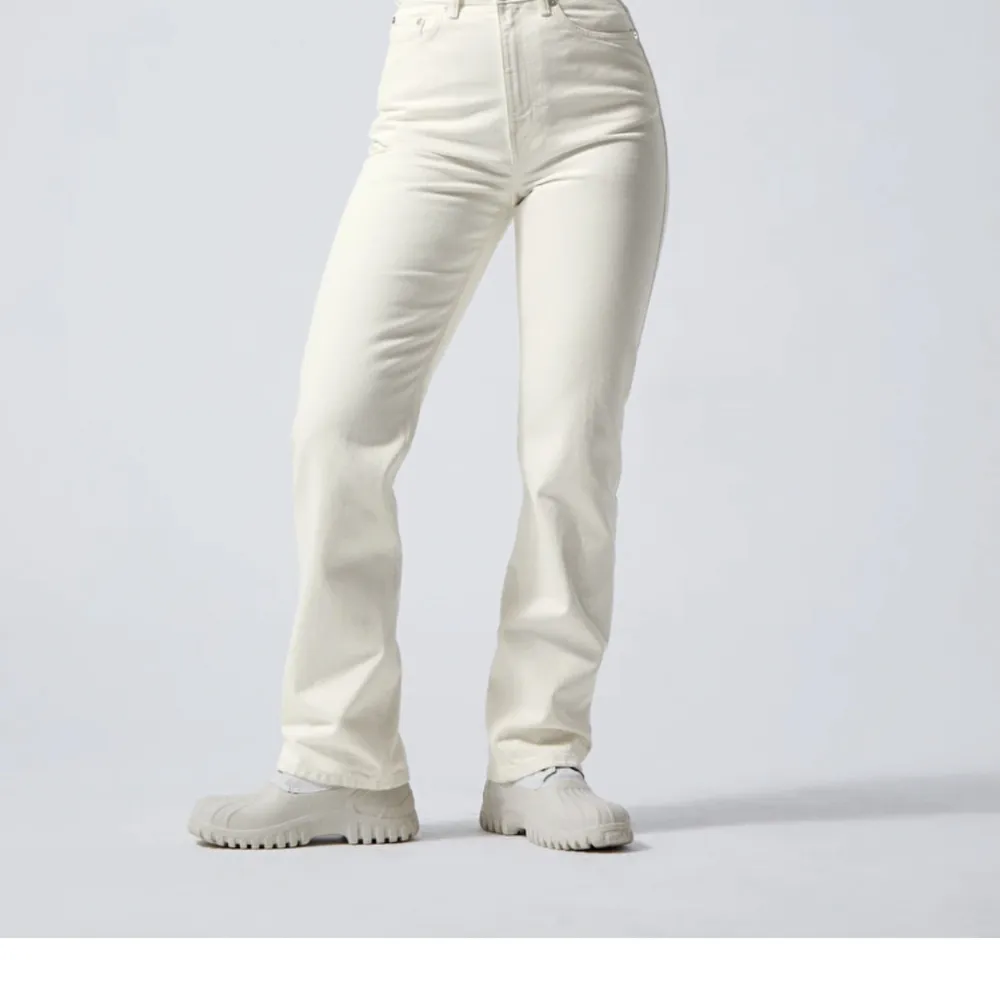 Säljer dessa fina weekday jeans row, då de inte kommer till användning! Har använt ett fåtal gånger så i använt men bra skick :). Färg: Cream white  . Jeans & Byxor.