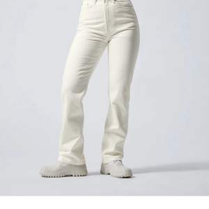 Säljer dessa fina weekday jeans row, då de inte kommer till användning! Har använt ett fåtal gånger så i använt men bra skick :). Färg: Cream white  