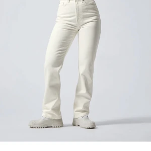 Weekday row/rowe jeans - Säljer dessa fina weekday jeans row, då de inte kommer till användning! Har använt ett fåtal gånger så i använt men bra skick :). Färg: Cream white  