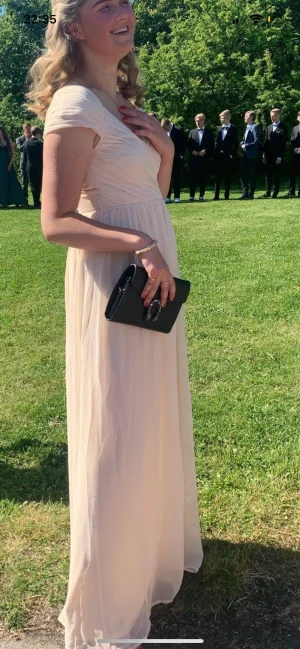 Balklänning - Säljer min fina balklänning. Jag är 168. Den har pyttesmå gräskläclar längst ner men de syns inte när man har den på eftersom den är så lång. 