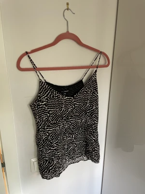 Linne💕 - Bra skick och snygg inför sommaren!! Tyvärr för liten för mig Rekommenderar inte den här ifall du har större bröst för då blir den för trång över bröstkorgen): 