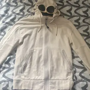 Säljer min C.p company hoodie som är i Storlek S för Män, köpte den för ett litet tag sen så det är inga konstigheter med tröjan. skick är 10/10. Pris går att disskutera ifall det är en seriös köpare